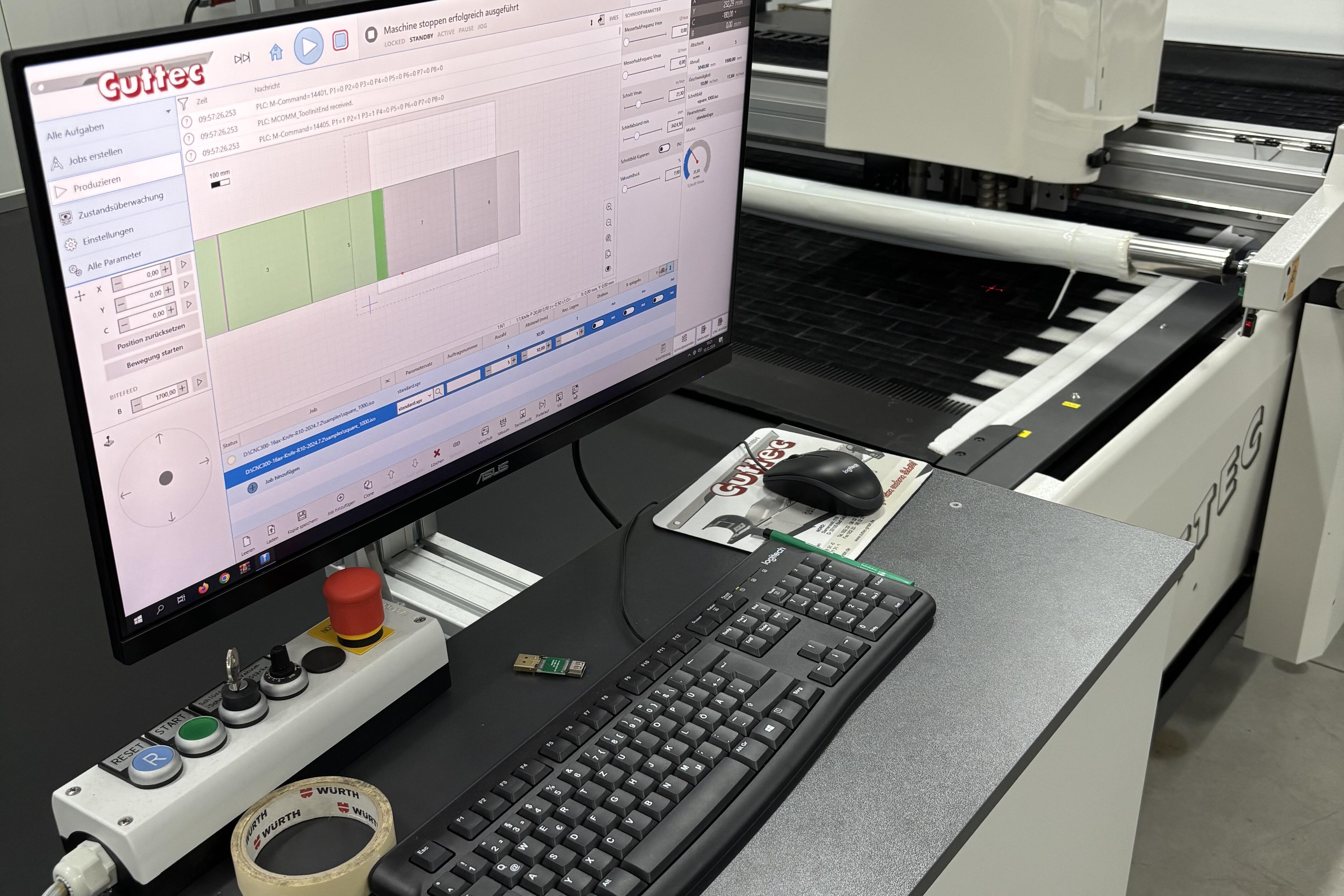 Bild das die ergoCNC von ProCom Automation an einer Schneidemaschine von Cuttec darstellt.
